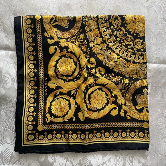 NEW with tag Authentic VERSACE BAROCCO LARGE SILK FOULARD SCARF - Picture 14 of 16